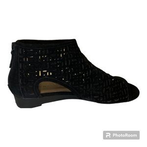 TAHARI Black Faux Suede Laser Cut Ankle Boots. Size 8 1/2 $12 Worn Once
